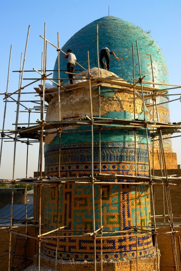 Restoration works at Shah-i-Zinda. 